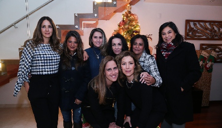  Muy bellas todas las damas.