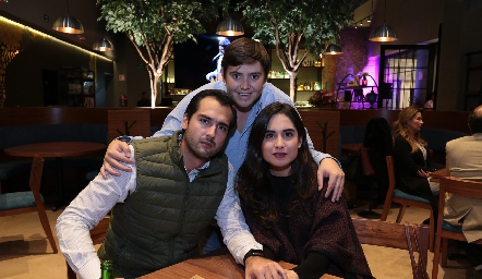  José Iga, Aurelio Cadena y Mariana Rodríguez.