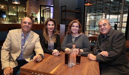  Roberto Alcalde, Bertha de Alcalde, Laura Rodríguez y Claudio Guerra.