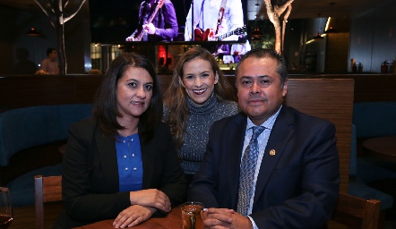  Martha Álvarez, Laura Cadena y Juan Carlos Banda.
