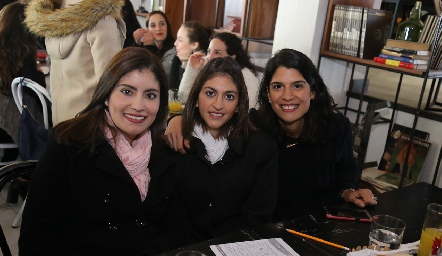  Raquel Vega, Paty Gómez y Adriana Torres.