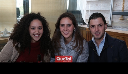  Paulina Silos, Valeria Villarreal y Omar Güemes.