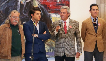  Inaugurando la exposición .