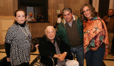  Familia Garfias con Gerardo Córdova y Gaby Bárcena.