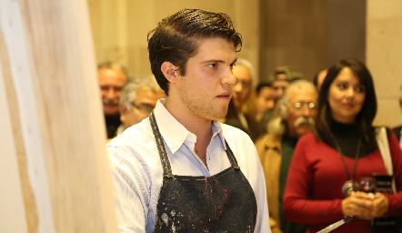 Ricardo de la Torre pintando durante la inauguración a Fermín Rivera.