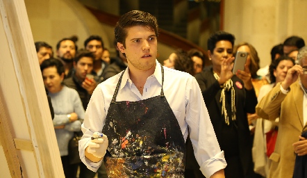 Ricardo de la Torre pintando durante la inauguración a Fermín Rivera.