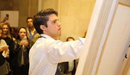 Ricardo de la Torre pintando durante la inauguración a Fermín Rivera.