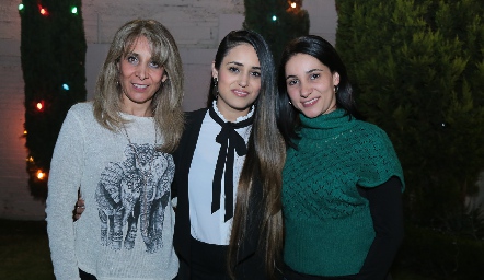  Las hermanas Martha Elena, Maribel y Verónica Díaz de León.