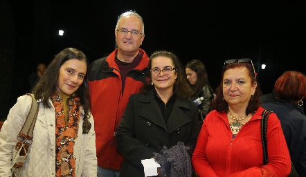  Carmen López, Steve, María de Robledo, Elena López y Lucía.