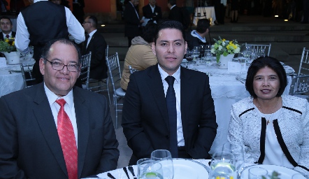 Taurino Sánchez, César Lara y Luz Elena Arellano.