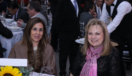  Lorena Valle de Carreras y Paquita Vázquez de Torres.