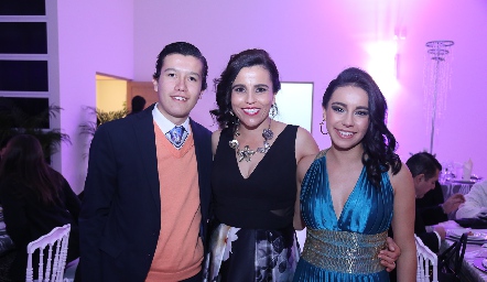  Mario, Adriana Cabrero y Adry Ruíz.
