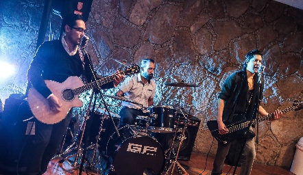  Hubo muy buena música en vivo.
