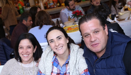  Lorena Díaz Infante, Regina Ibáñez y Mauricio Vera.