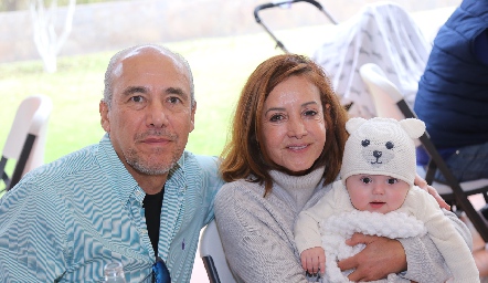  José Manuel Díaz Infante y Alma Rosa Orozco con su nieto Juan Carlos.
