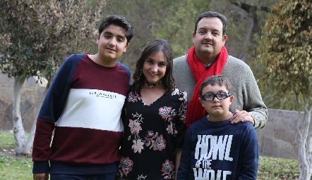  Paola Morales y Francisco Mancilla con sus hijos Rodrigo y Gustavo.