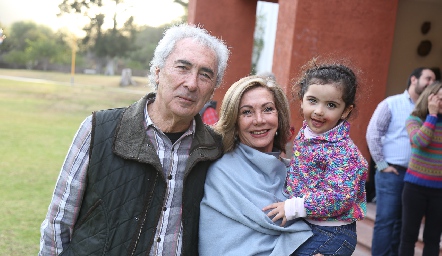  Manuel Ibáñez y Lula Díaz Infante con su nieta Carlota.