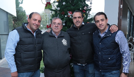  Gabriel Valle con sus hijos, Gabriel, Claudio y Oscar Valle.