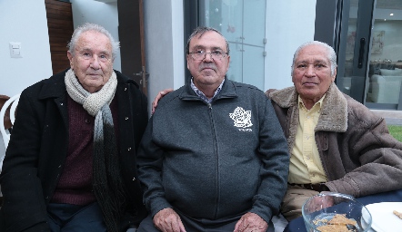 Rafael y Gabriel Valle con Manuel Toledo.