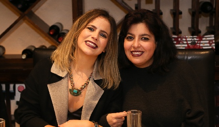  Maite Autrique y  Daniela González.