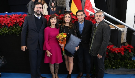  Ana Sofía Rodríguez acompañada de su familia y su novio.