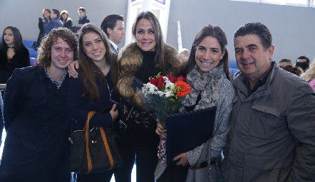  Valeria Zúñiga Gouyonnet con sus hermanas Bárbara y Andrea y sus papás Lucero Gouyonnet y Juan Manuel Zúñiga.