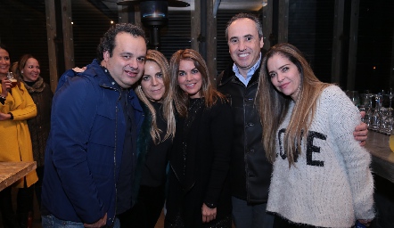  René Sánchez, Paola y Daniela Serment, Alejandro Navarro y Gabriela Serment.