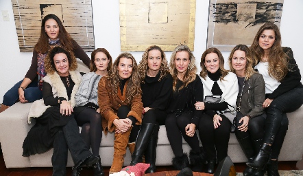  Ana Paula, Julieta, Viviana, Vero, Fernanda, Mónica, Romina, Gabriela y Yezmín.