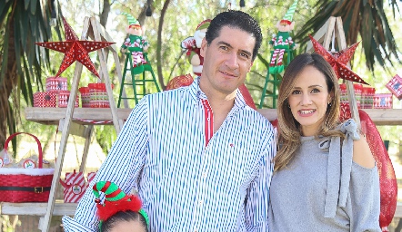  Amadeo Calzada y Alejandra Salas de Calzada con sus hijas Alexa y Arantza.