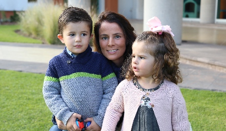  Paty Quiroz con sus hijos.