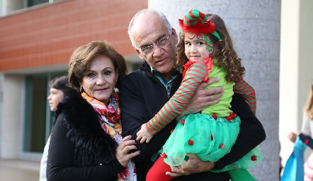  Arantza con sus abuelos .
