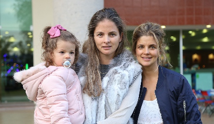  María José López con su hija y Lourdes López.