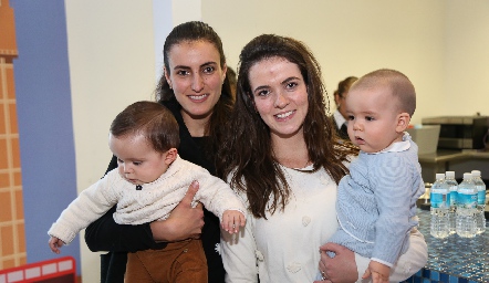Fernanda Saiz y Anna Lorca con sus hijos.