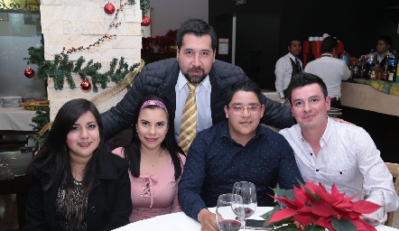  Jorge Ruiz, Carolina Mata, Gaby Ruelas, David González y Ulises Mejía.