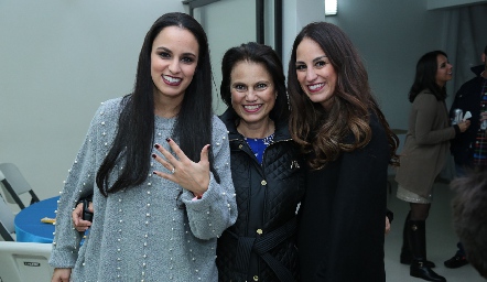  Natalia con su mamá y hermana, Gloria María Rosillo y Gloria Leal.
