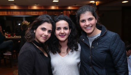  Yolanda con Valeria y Alejandra Siller.