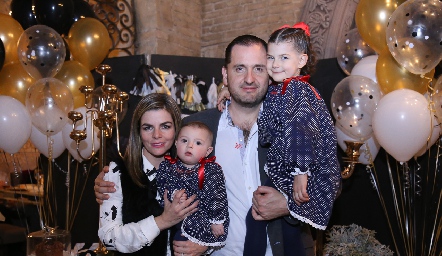  Josué Martínez y Pili Palomar con sus hermosas hijas.