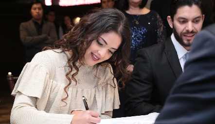  Ale firmando el acta de matrimonio.