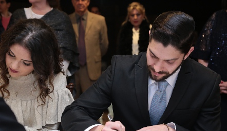  Mauricio firmando el acta de matrimonio.