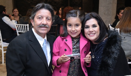  Humberto, Melina y María Kury.