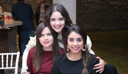  Ale y Karla Gascón con Daniela Moreno.