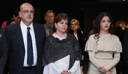  Ale y sus papás.