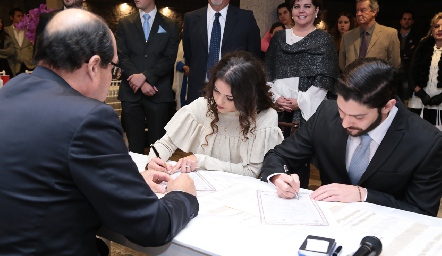  Firmando el acta civil.