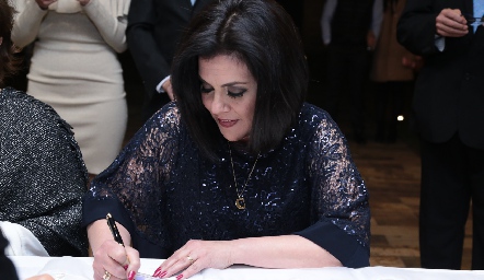 María de Kury.