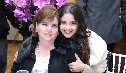  Ale con su mamá, Lupita Martínez.