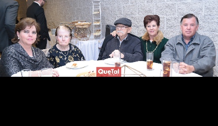  Flora y Oswaldo Carrillo con sus hijos, Lupita, Flora y Arturo.