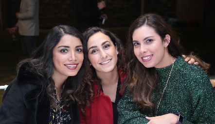  Valeria Flores, Isabel Torres y Laura González.