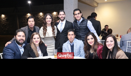  Los novios Ale Gascón y Mauricio Kury con sus amigos.