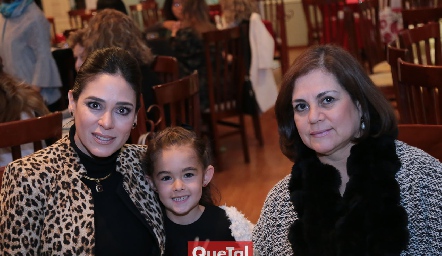  Maribel Lozano, Sofi y Cristina Santibáñez.