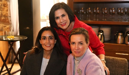  Carmenchu Motilla, Came Stevens y Lucía Martínez .